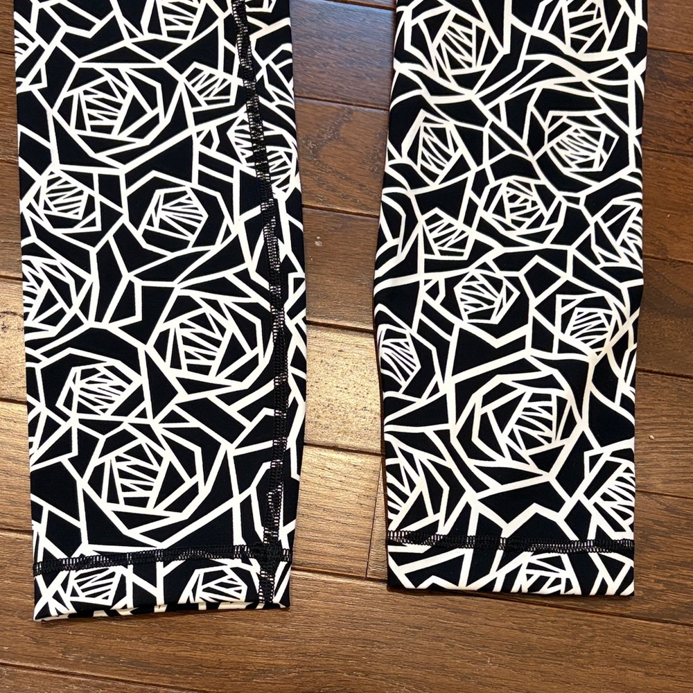 Lululemon Leggings Size 4 High Times Posey Black White Geometric Rose Print EUC - Picture 5 of 14